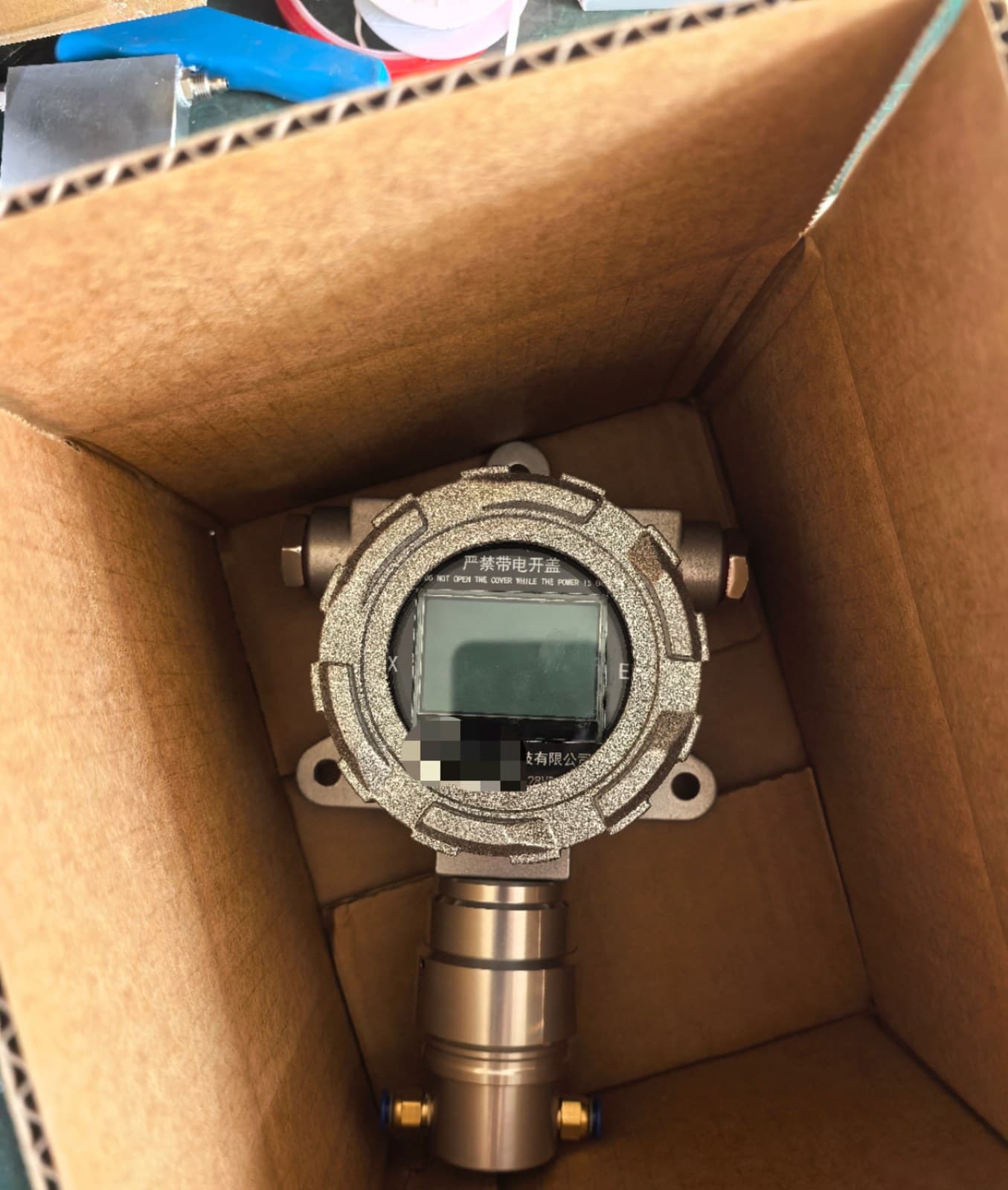 黄色防爆氧气探测器特写显示1000PPM