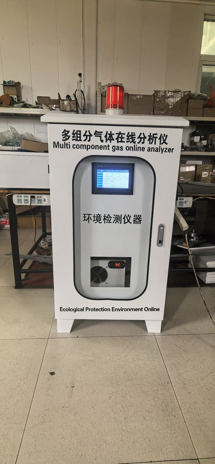 多组分分析柜内部蓝色采样探头与气路