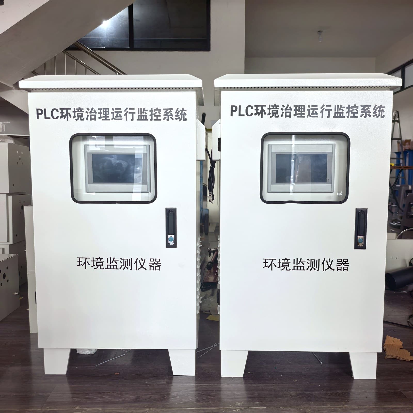 PLC环保设施运行监测系统控制柜正面带蓝色液晶显示屏