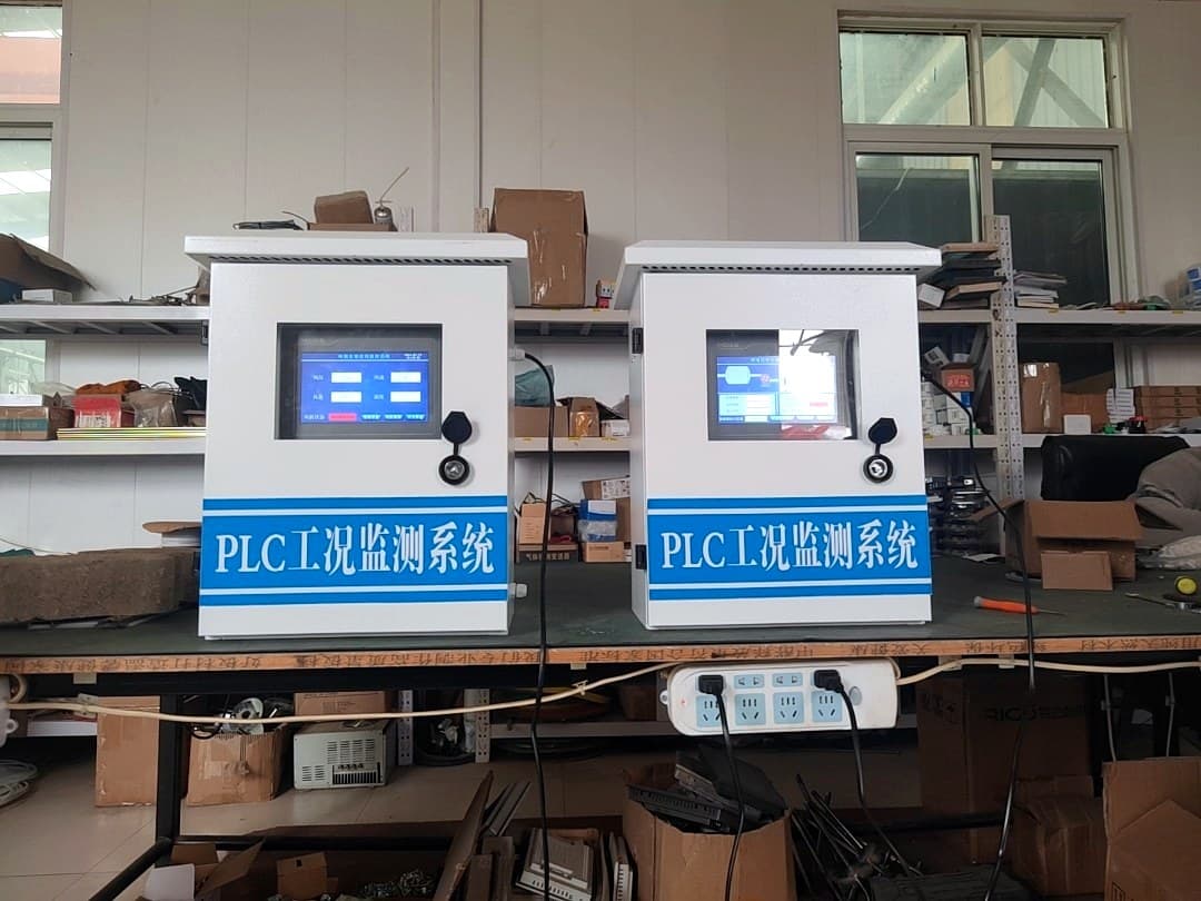 PLC环保监测系统设备外观带蓝色面板与红色报警灯