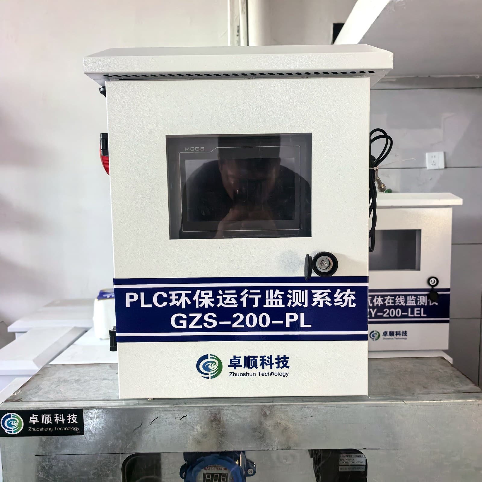 PLC环保设施运行监测系统控制柜正面带操作面板
